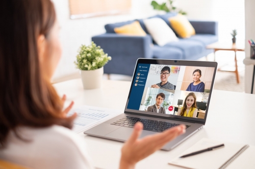 jeune femme en teletravail