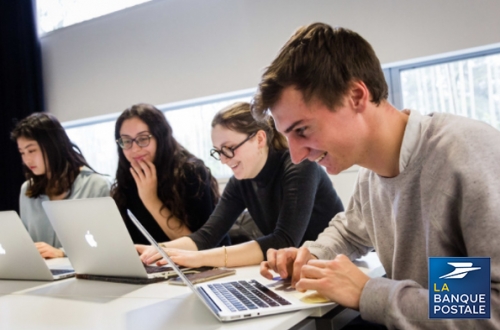 groupe de jeunes filles et garcons denvant des ordinateurs