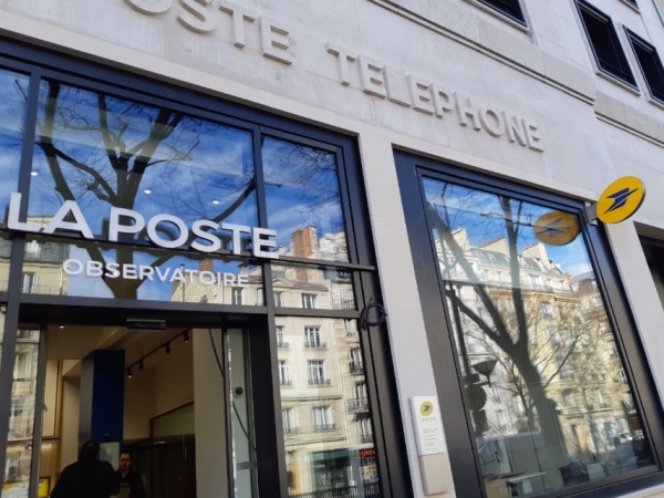 nouvelle façade du bureau de poste Paris observatoire - 14eme arrondissement